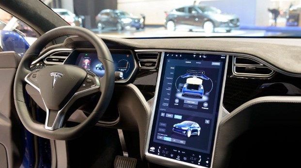 Tesla full self-driving freaks out drivers